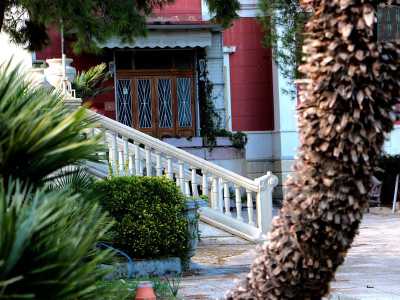 Scendiamo dal terrazzo e ci imbattiamo in un portone. E' qui che ci verr� ad aprire un�anziana suora vestita di grigio che vive l� assistendo il vecchio proprietario di Villa Torrebella